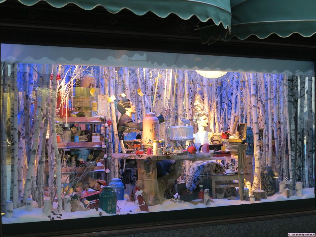 Dit is één van de etalages van Harrods rond de kerst in december. Ieder jaar zijn de etalages weer anders. Op tweede kerstdag begint ook in Harrods de grote uitverkoop. Tip: Kerst in Londen..